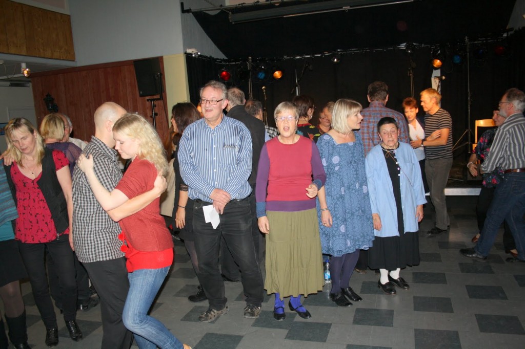 Kårebockens trallarlag sjunger till dans. Foto: Jers Eric Robertsson